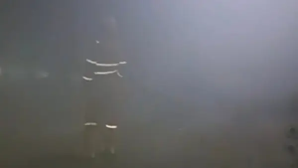 Tangkapan layar video viral yang menarasikan adanya pekerja terjebak asap tebal akibat ledakan di area tambang emas PT Antam Nanggung Bogor. (Sumber : Istimewa)