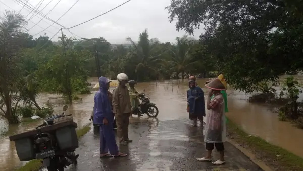 Jalan Provinsi di Mekarsakti, Ciemas, Kabuapaten Sukabumi saat tertutup banjir luapan sungai | Foto : Dok. warga