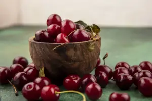 Ilustrasi Kaya Antioksidan, 7 Manfaat Buah Ceri bagi Kesehatan (Sumber : Freepik/@stockking)