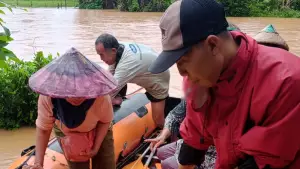 Warga dievakuasi dengan perahu karet dampak banjir sungai ciletuh di Mandrajaya Kabupaten Sukabumi (Sumber: dok warga)