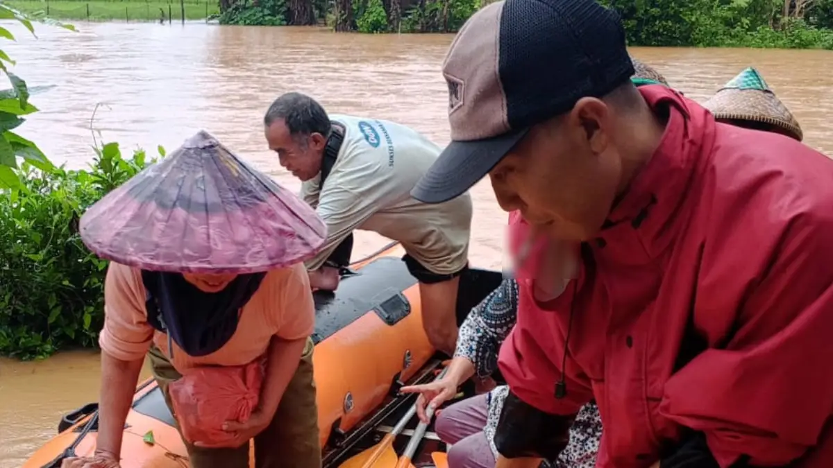Jatung Geopark Ciletuh Banjir, Warga Mandrajaya Sukabumi Dievakuasi Dengan Perahu Karet
