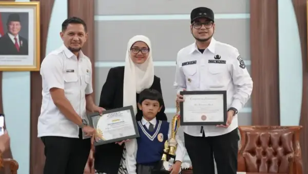 Keberangkatan Riza menuju Olimpiade Matematika Asia Tenggara dilepas secara resmi oleh Wakil Wali Bobby Maulana bersama Kepala Dinas Pendidikan Novian Restiadi, Kamis (15/1/2026) di Balai Kota Sukabumi. (Sumber: dokpim)