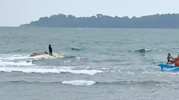 Rekaman saat perahu nelayan terbalik dihantam ombak di perairan Ujunggenteng Sukabumi (Sumber: dok warganet)