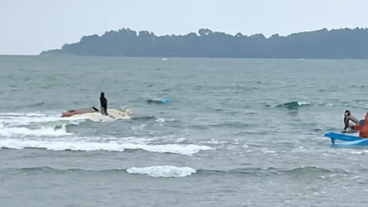 Perahu Nelayan Palangpang Terbalik Diterjang Ombak di Perairan Ujunggenteng Sukabumi