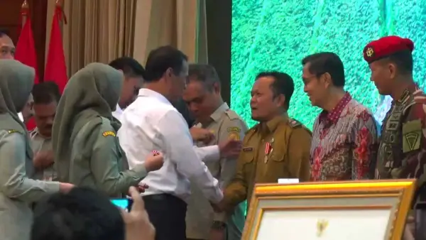 Momen Kepala Dinas Pertanian Kabupaten Sukabumi H. Aep Majmudin menerima penghargaan dari Mentan Amran Sulaiman. (Sumber Foto: Dok. Distan)