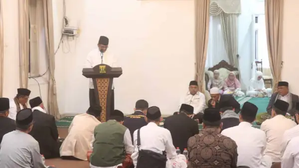 Bupati Asep Japar saat memberikan sambutan dalam kegiatan Lailatul Ijtima di Pendopo Sukabumi, Kamis malam (15/1/2026). (Sumber : Diskominfosan Kab. Sukabumi)