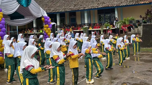 Peluncuran inovasi KUCING UNYU (Kuku Bersih, Cegah Cacingan dan Stunting) di SDN Cipeuteuy berlangsung meriah dan disambut antusias pelajar (Sumber: dok sekolah)
