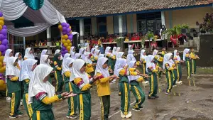 Peluncuran inovasi KUCING UNYU (Kuku Bersih, Cegah Cacingan dan Stunting) di SDN Cipeuteuy berlangsung meriah dan disambut antusias pelajar (Sumber: dok sekolah)