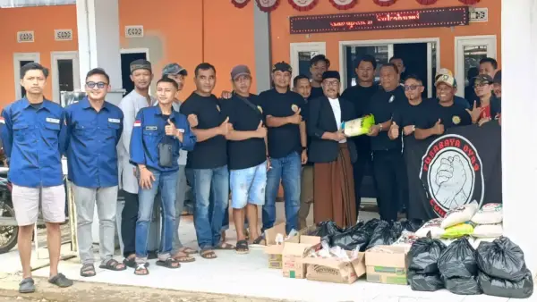 Komunitas Purabaya Oyag menyalurkan bantuan kemanusiaan kepada warga terdampak banjir luapan Sungai Cimerang di Desa Cimerang, Kecamatan Purabaya, Kabupaten Sukabumi, Jumat (16/1/2026). (Sumber Foto: Istimewa)