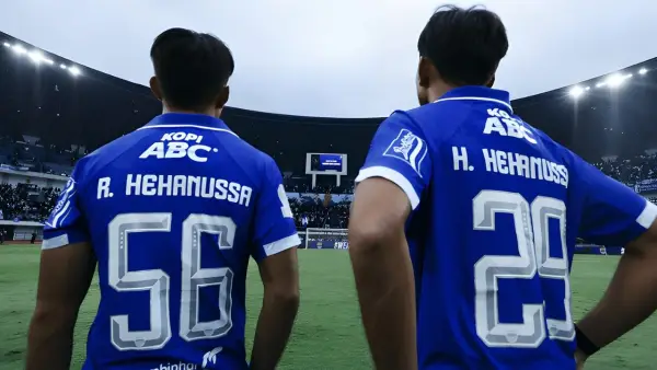 Kurang menit bermain menjadi alasan mengapa Duo Hehanussa dipinjamkan oleh Persib ke Persik Kediri (Sumber: Web/persib.co.id)