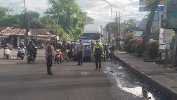 Polisi saat olah TKP kecelakaan maut di Cicurug Sukabumi, Jumat (16/1/2026). (Sumber Foto: Satlantas Polres Sukabumi)