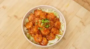 Resep Udang Tumis Tomat, Makanan Asam Manis yang Bakal Disukai Keluarga (Sumber : Youtube | Devina Hermawan)