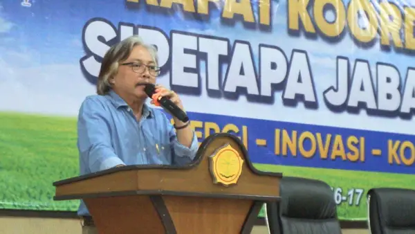 Kepala Distanhorti Jabar Dadan Hidayat saat memberikan sambutan dalam Rapat Koordinasi SIPETAPA Jabar Tahun 2026. (Sumber Foto: Dok. Distanhorti Jabar)