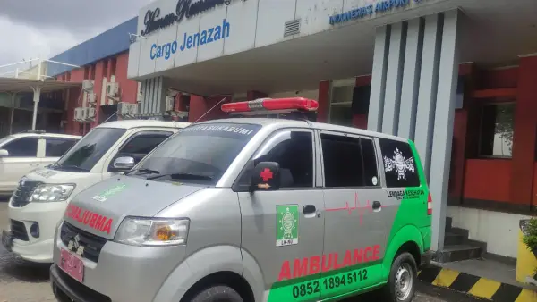 Mobil ambulans PCNU Kota Sukabumi saat menjemput jenazah di Bandara Soeta | Dok. warga