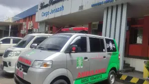 Mobil ambulans PCNU Kota Sukabumi saat menjemput jenazah di Bandara Soeta | Dok. warga