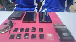 Pelaku dan sejumlah barang bukti diamankan oleh Satreskrim Sukabumi Kota | Foto : Dok. Satreskrim