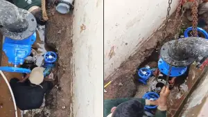 Petugas Perumdam TJM Kabupaten Sukabumi saat melakukan pemeliharaan dan pemasangan inlet di Reservoir Bojonglarang yang berdampak pada penghentian sementara distribusi air bersih di sejumlah wilayah di Cicurug | Foto : perumdam