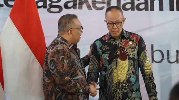 Wakil Menteri Ketenagakerjaan Republik Indonesia, Afriansyah Noor dan Wali Kota Sukabumi Ayep Zaki saat meresmikan migran center di PASIM (Sumber: dokpim)