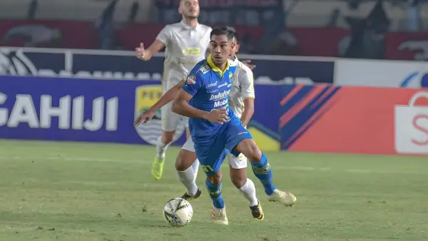 Aksi Omid Nazari saat membela Persib menghadapi PSS Sleman. (Sumber: Instagram/@omidnazari)