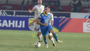 Aksi Omid Nazari saat membela Persib menghadapi PSS Sleman. (Sumber: Instagram/@omidnazari)
