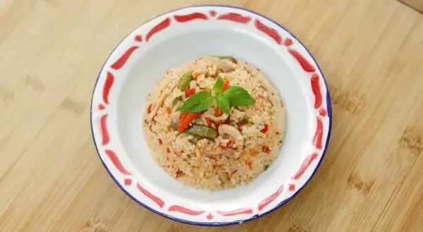 Resep Nasi Gurih Ayam Pedas Rice Cooker, Menu Praktis, Wangi dan Gurih untuk Sarapan (Sumber : Youtube | Devina Hermawan)