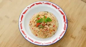 Resep Nasi Gurih Ayam Pedas Rice Cooker, Menu Praktis, Wangi dan Gurih untuk Sarapan (Sumber : Youtube | Devina Hermawan)