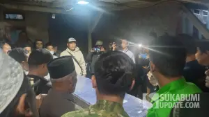 Jenazah Deni Sugiarto,, korban TPPO asal Ciracap, Sukabumi tiba di rumah duka pada Minggu (18/1/2026) malam. (Sumber: SU/Ragil Gilang)