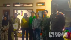 Anggota DPRD Kabupaten Sukabumi Dadang Hermawan (ketiga dari kanan) saat takziah ke rumah duka Deni Sugiarto, korban TPPO Kamboja asal Ciracap. (Sumber Foto: SU/Ragil Gilang)