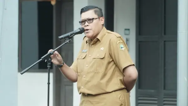Kepala Bidang Prasarana dan Sarana (PSP) Distanhorti Jabar, Ujang Suhadi saat memberikan arahan dalam apel pagi. (Sumber : IG Distanhorti Jabar)