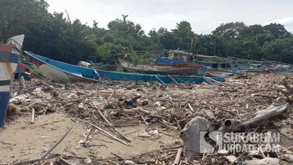 Penampakan tumpukan limbah kayu di sempadan pantai Ujunggenteng, Kabupatenn Sukabumi. Senin (19/1/2026). (Sumber: Dok Warga)