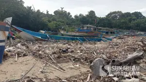 Penampakan tumpukan limbah kayu di sempadan pantai Ujunggenteng, Kabupatenn Sukabumi. Senin (19/1/2026). (Sumber: Dok Warga)