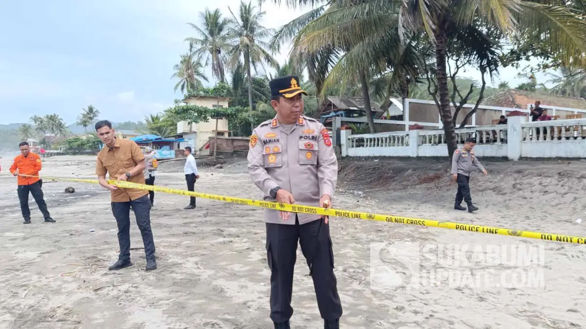Kapolres Sukabumi AKBP Samian memantau pemasangan garis polisi (police line) di kawasan Pantai Sunset, Cisolok Sukabumi,  guna mensterilkan lokasi dan mendukung proses pencarian korban kecelakaan laut yang masih hilang.
