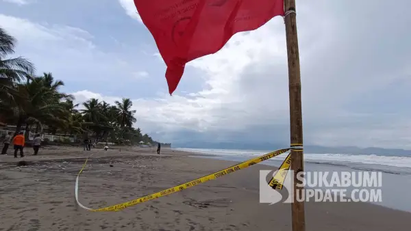 Kawasan Pantai Sunset, Cisolok Sukabumi dipasangi garis polisi (police line), Senin (19/1/2026), guna mensterilkan lokasi dan mendukung proses pencarian korban kecelakaan laut yang masih hilang. (Sumber Foto: SU/Ilyas)