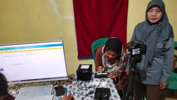 Disdukcapil Sukabumi dalam pelaksanaan program Saling Sapa di wilayah Kecamatan Pabuaran. (Sumber: Istimewa)