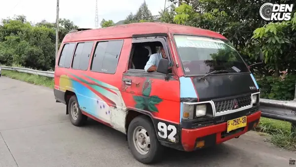 Ade (56), sopir Colt Mini L300 jurusan Sukabumi–Bogor, terlihat berada di balik kemudi. Selama lebih dari 20 tahun ia mengaspal dan dikenal dengan julukan “mobil setan”. (Sumber : YouTube Denkus Channel)