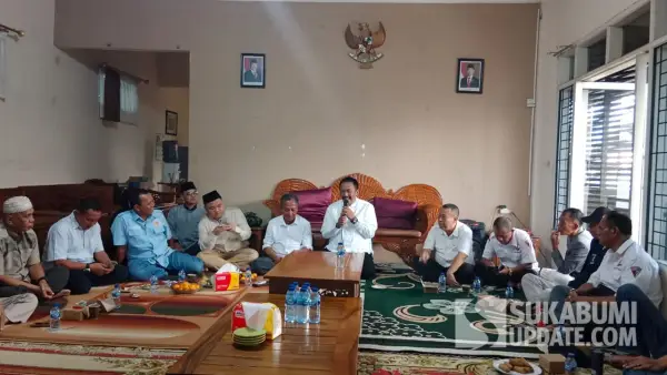 Bupati Sukabumi Asep Japar saat bertemu tokoh-tokoh Massa Prabowo (Masbro) di Cibatu, Minggu (18/1/2026) | Foto : SukabumiUpdate