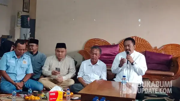 Bupati Sukabumi Asep Japar saat bertemu Relawan Masbro Sukabumi Raya dan Anggota DPR RI Iman Adinugraha | Foto : SukabumiUpdate