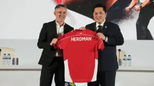 Perkenalan John Herdman sebagai pelatih baru Timnas Indonesia didampingi Ketum PSSI, Erick Thohir. (Sumber: Instagram/@erickthohir)