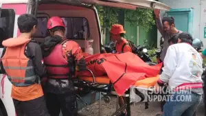 Petugas SAR gabungan mengevakuasi jasad korban terseret ombak di Pantai Sunset Cisolok Sukabumi, yang ditemukan nelayan setelah tiga hari pencarian, Selasa (20/1/2026). (Sumber Foto: SU/Ilyas)