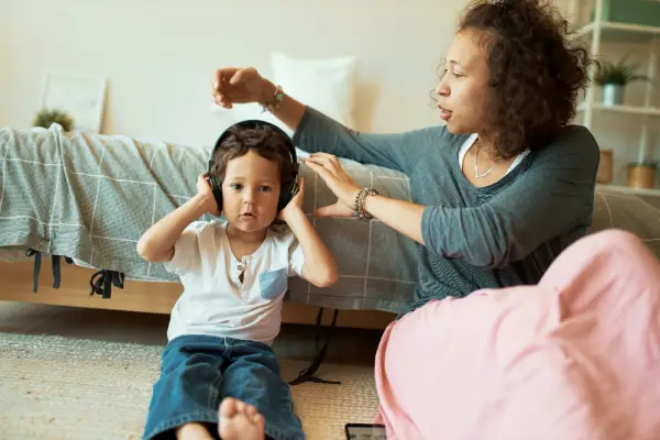 Ilustrasi Mengenal Hiperakusis pada Anak: Ketika Suara Biasa Terasa Menyakitkan (Sumber: Freepik/@karlyukav)