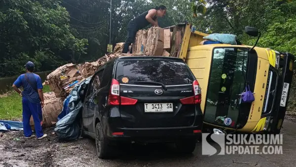 Kondisi mobil xenia yang tertimpa truk muatan kardus di Tanjakan Poponcol, Jampangtengah, Kabupaten Sukabumi. Selasa (20/1/2026). (Sumber: Dok Warga)