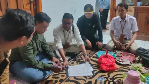 Disnakertrans Kabupaten Sukabumi saat takziah ke rumah duka korban TPPO di Kecamatan Ciracap. (Sumber: Istimewa)