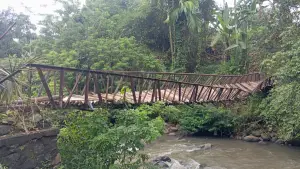 Jembatan miring di Kampung Kamandoran Karangtengah Cibadak Kabupaten Sukabumi (Sumber: BPBD)