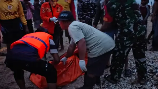 Evakuasi mayat terapung di laut Cibuaya, Ciracap, Kabupaten Sukabumi | Foto : Dok. warga