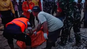 Evakuasi mayat terapung di laut Cibuaya, Ciracap, Kabupaten Sukabumi | Foto : Dok. warga
