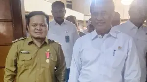 Kepala Distan Kabupaten Sukabumi Aep Majmudin saat bersama Menteri Pertanian Amran Sulaeman | Foto : Dok. Istimewa