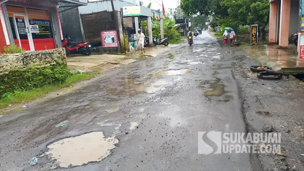 Kondisi ruas Jalan Pasiripis–Ciracap Kabupaten Sukabumi yang aspalnya terkelupas dan tergenang air. (Sumber : SU/Ragil Gilang).