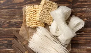 Mie atau Bihun: Mana yang Lebih Sehat untuk Dikonsumsi Sehari-hari? (Sumber : Freepik)