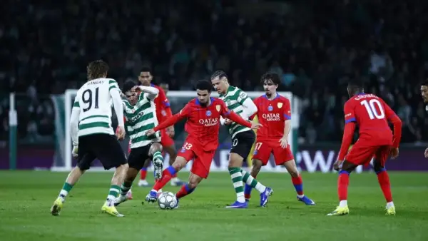 Aksi Warren Zaire-Emery saat membela PSG di laga menghadapi Sporting Lisbon (Sumber: web/psg.fr)