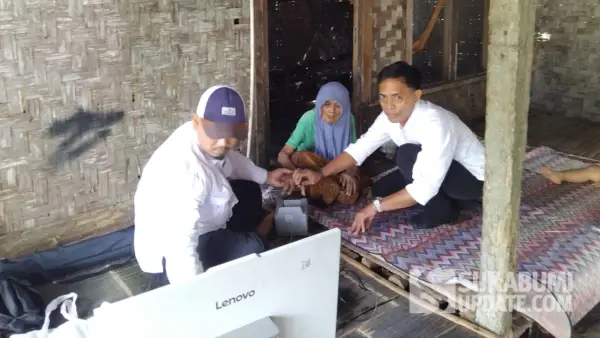 Petugas melaksanakan perekaman e-KTP untuk lansia oleh Disdukcapil Kabupaten Sukabumi di Ciracap. (Sumber: Istimewa)